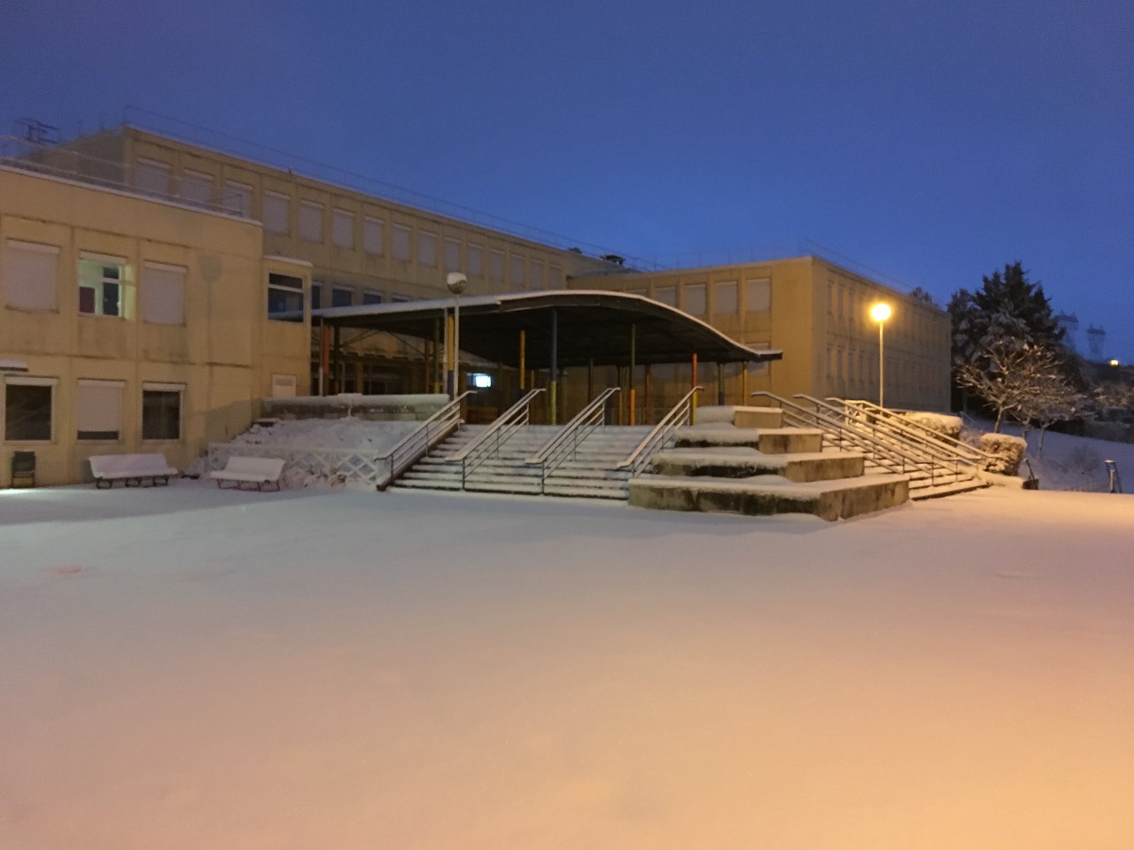 Le collège sous la neige Collège La Vaucouleurs ManteslaVille